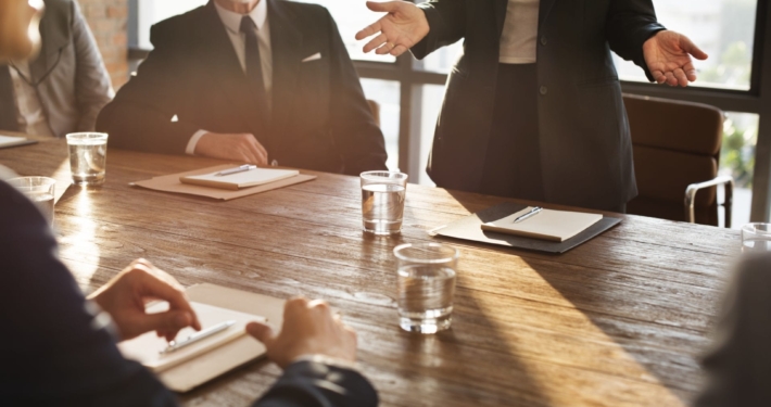 Interim-Executives-vs.-Management-Consultants-–-Whats-the-Difference-Costs-1920x1281